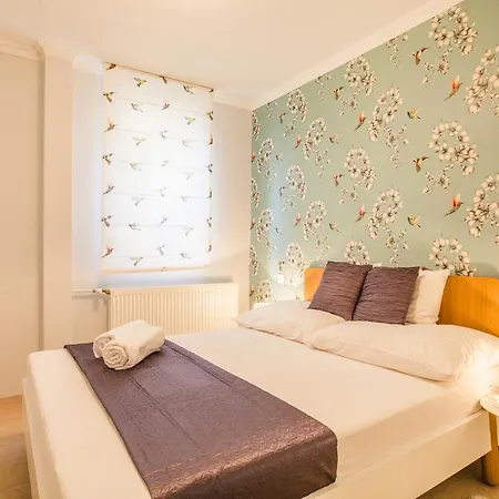 ロイヤル ダニューブ アパート